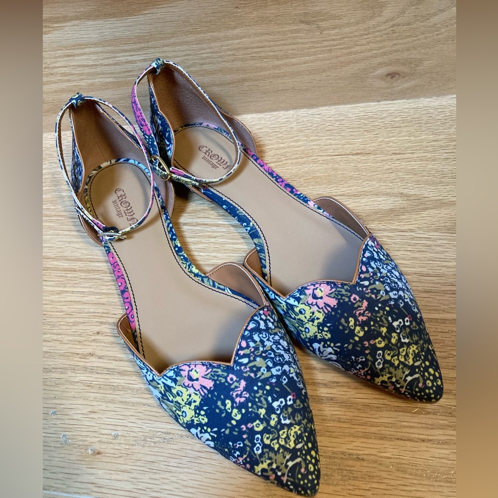 Crown Vintage Floral Flat Shoes  9 NWT